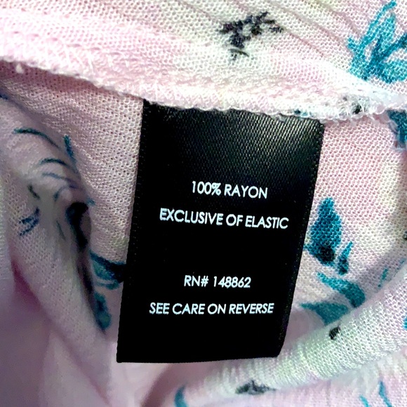 Torrid Pink Floral Button-Front Blouse! NWT! Size 00X - Picture 7 of 7